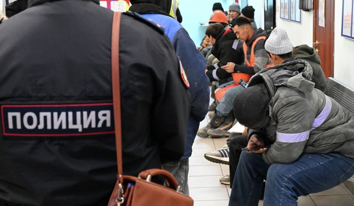     Задержанные иностранные трудовые мигранты в отделе полиции по вопросам миграции. Источник: © РИА Новости Автор фото: Илья Наймушин