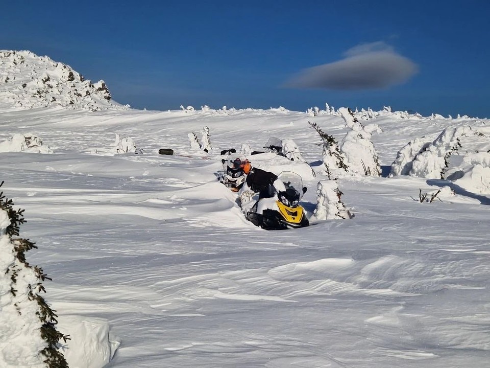    Заметенные снегоходы. Фото: Андрей Корепанов