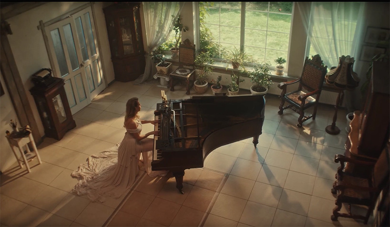 кадр из клипа «Я тебя понесу»