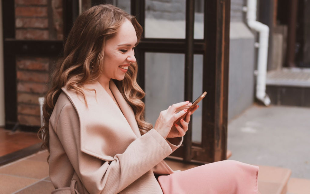  Главное – осознанное потребление контента со звездами. И не самобичевание из-за их роскошной жизни, а мотивация на достижения. Фото: envato elements.