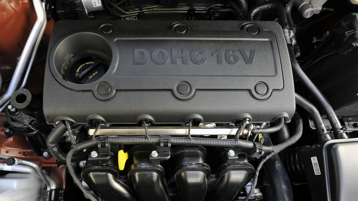 На двигателях многих автомобилей можно увидеть надпись DOHC. Как правило, её размещают на крышке мотора большими буками, но далеко не все водители знают о предназначении данной аббревиатуры. Давайте разбираться, почему производитель делают акцент на этой фразе, и чем двигатели класса DOHС отличаются от других.