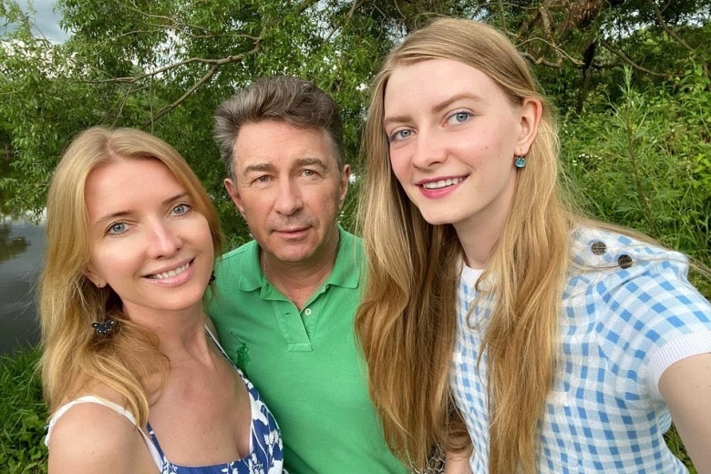 Он ушёл из семьи к 18-летней костюмерше: почему Валерия Сюткина тогда осуждала вся страна — и что вышло через 30 лет