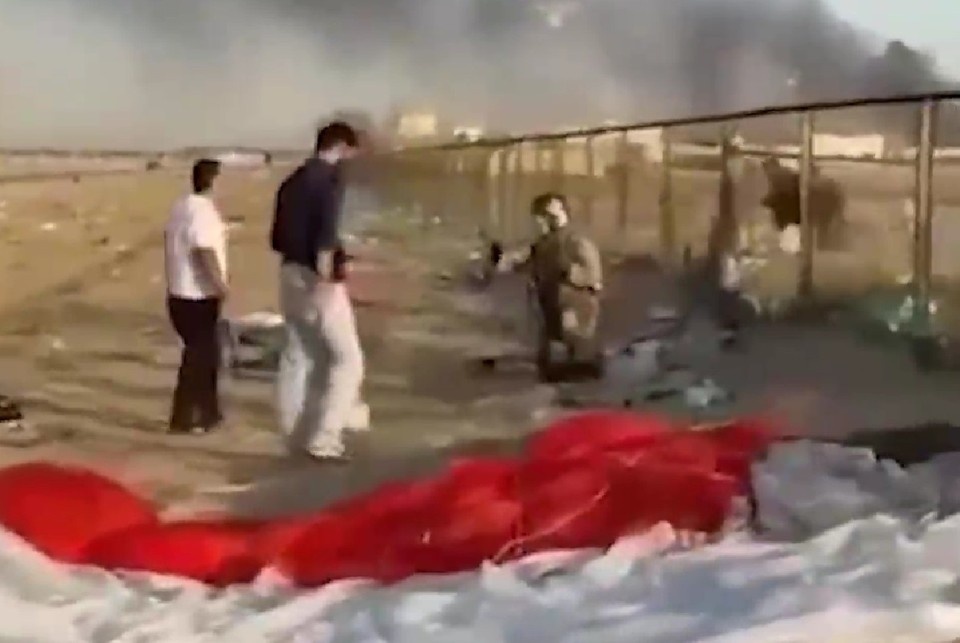    Сбитый пилот США встал на колени перед жителями Кувейта, это сняли на видео Фото: Кадр из видео