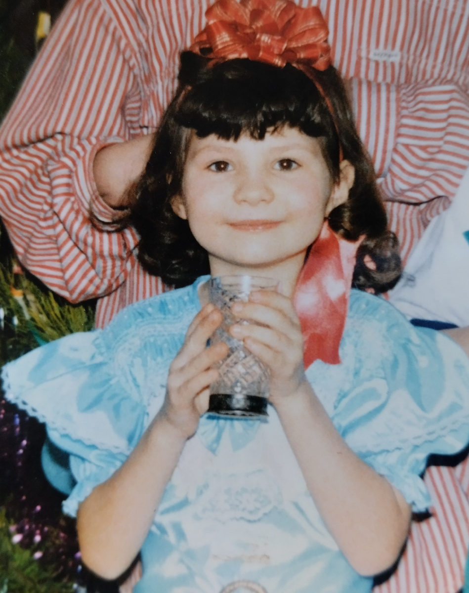 Маленькая Юля в ожидании праздника. Сдаётся мне, на голове у меня бант от какой-то коробки с тортом...Но я вроде довольная) 