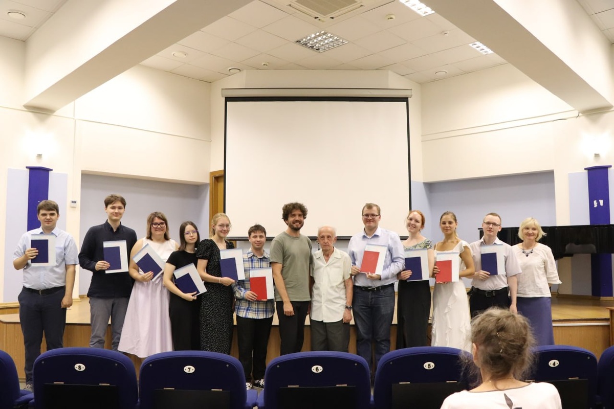 А также Михаил занимает пост декана Высшей школы общей и прикладной физики