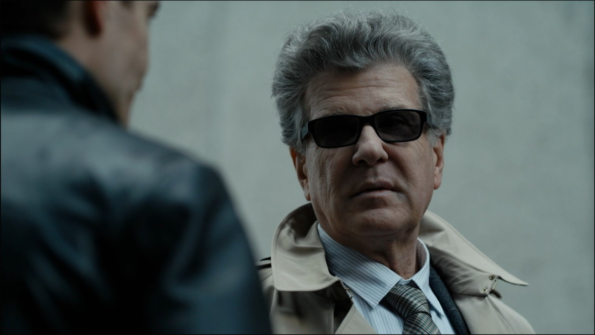 При первом своём появлении он в тёмных очках, хотя на улице пасмурный день. Что это, намёк на его скрытую тёмную сторону или совпадение?