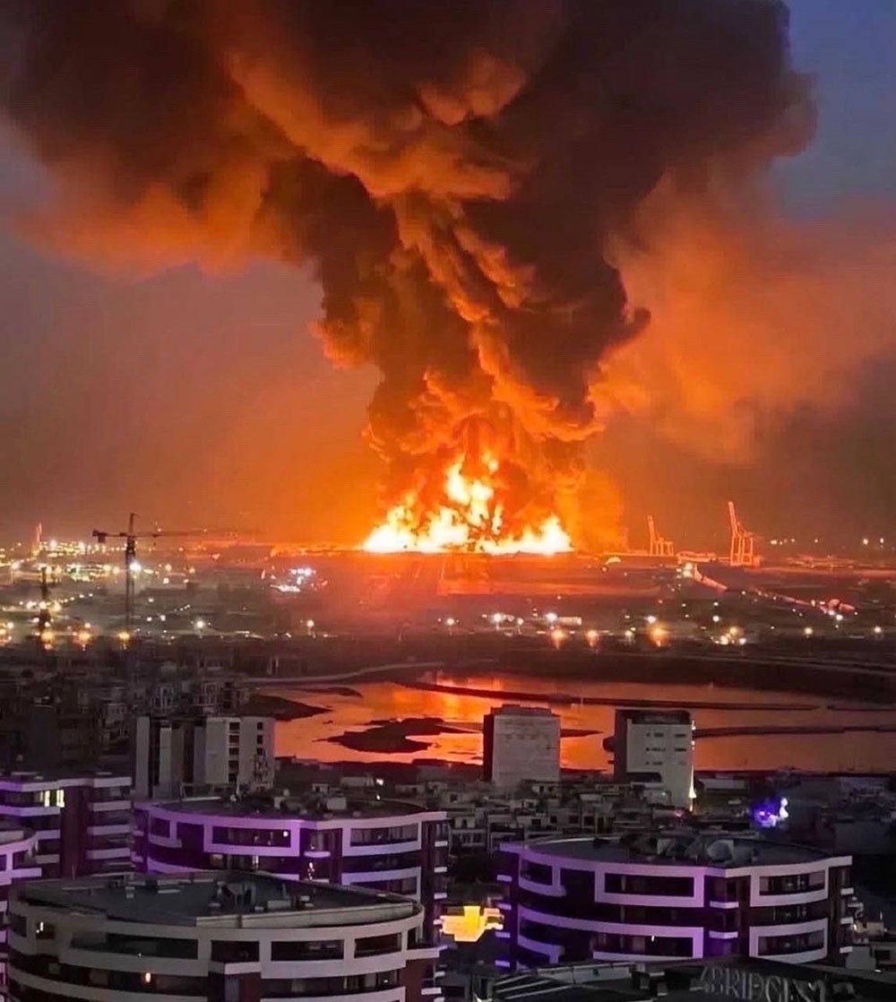    После иранских ударов на американской базе в иракском Эрбиле возник сильный пожар - предположительно взо- рвался склад с хранившимися там боеприпасами./соцсети