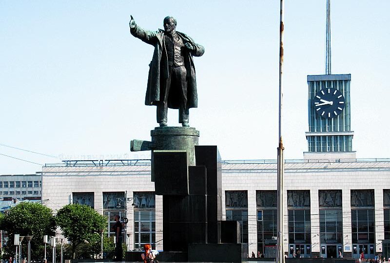 Блюмкин и Дзержинский подготавливают ликвидацию потенциальных престолонаследников династии Романовых.