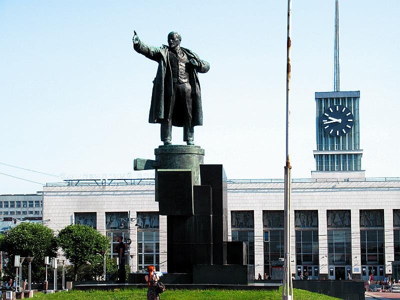 Памятник Ленину увековечивающий его возвращение из эмиграции при содействии врага России в Великой Войне, Германской империи, для свержения её демократического правительства в 1917 году.