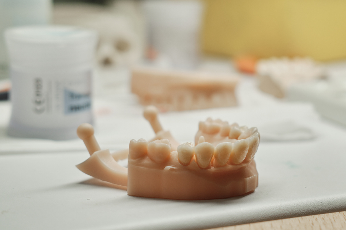 Интеграция лаборатории в клинику снижает затраты на логистику и уменьшает сроки изготовления протезов. 