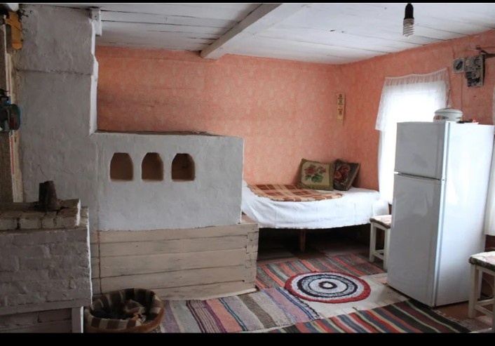 Когда- то  эта печка грела и лечила и кормила.