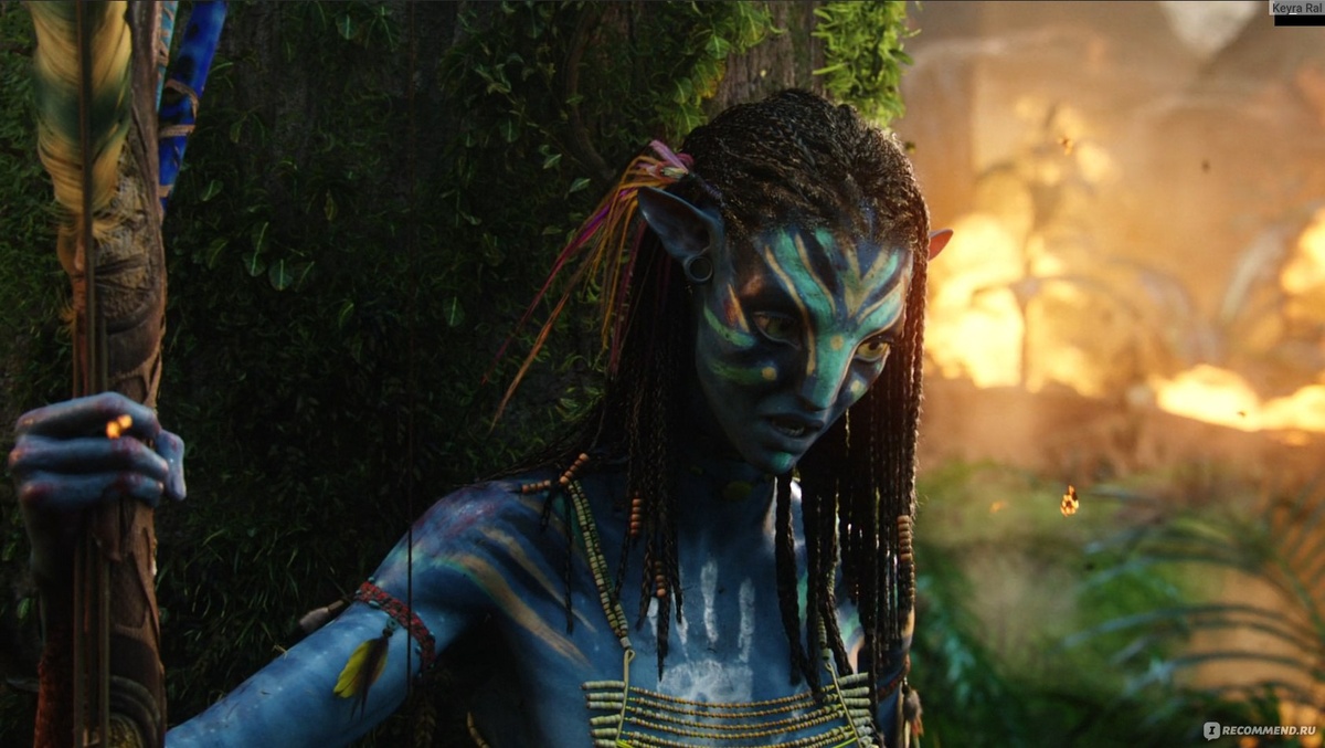 "Аватар. Пламя и пепел". Найтири на фоне горящего леса. Кадр из фильма.