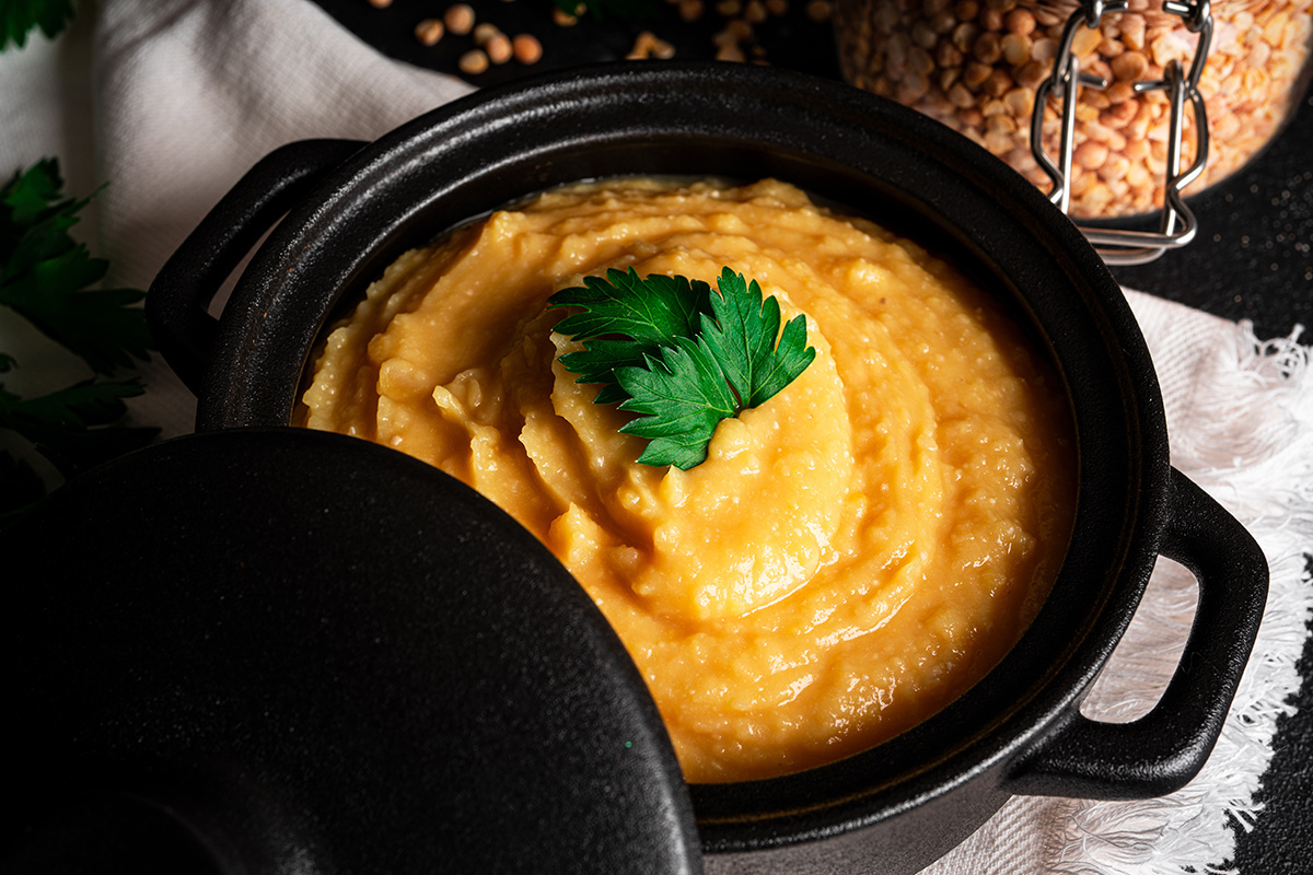 yulyamade / Shutterstock / FOTODOM📷Без замачивания можно приготовить дробленый горох, гороховые хлопья и горох в пакетах для варки