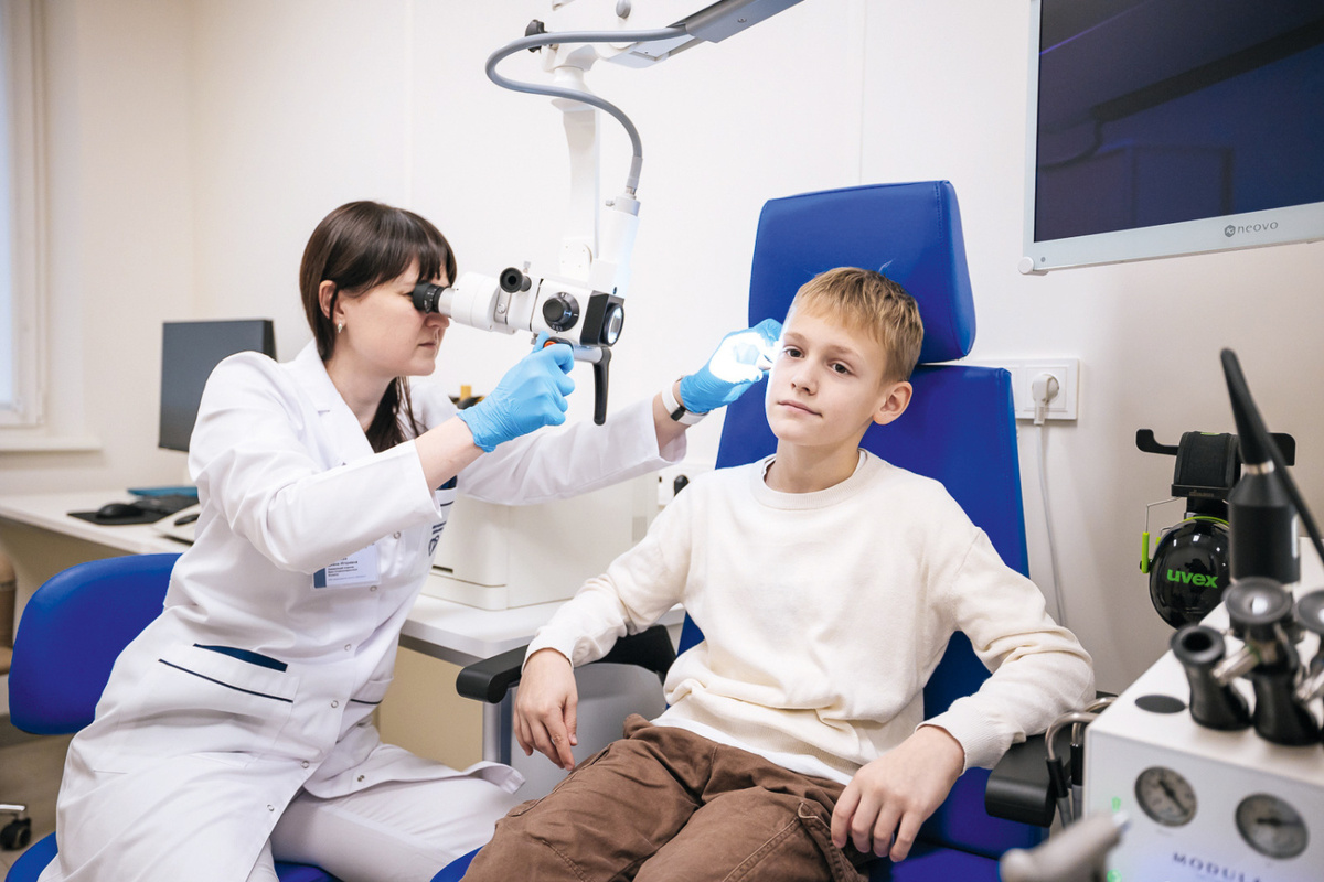 Фото: пресс-служба НИКИО им. Л.И. Свержевского. Врач-оториноларинголог проводит осмотр пациента
