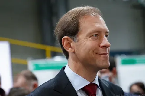 Весь народа как один поздравляет награждённого господина Мантурова