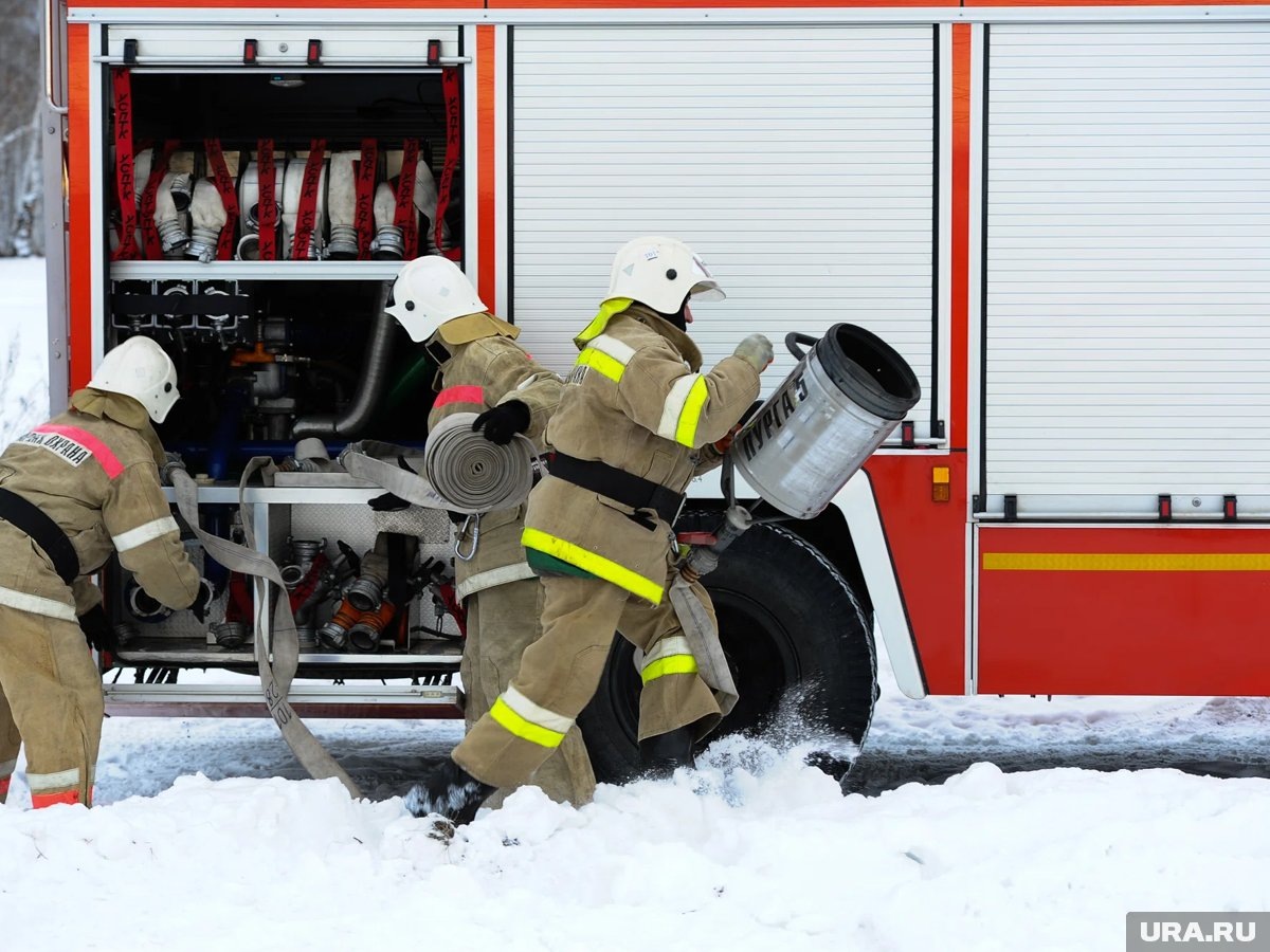     Автомобиль доставал из сугроба трактор (архивное фото)