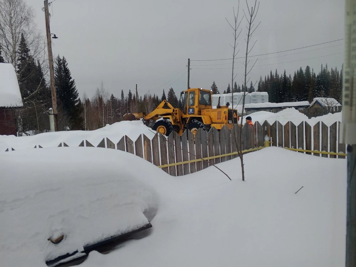    На помощь машине и местным жителям пришел трактор