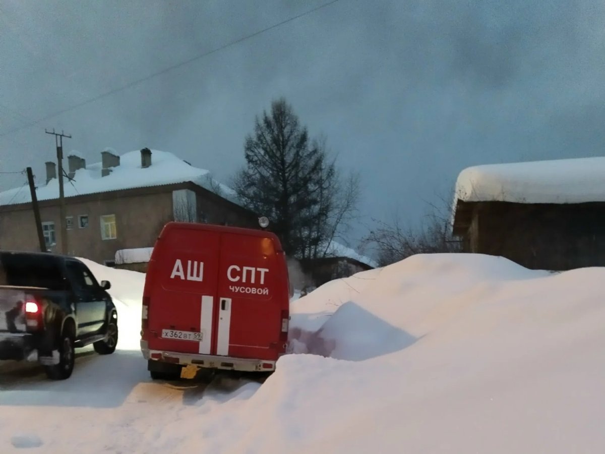    Пожарный автомобиль съехал с узкой проезжей части