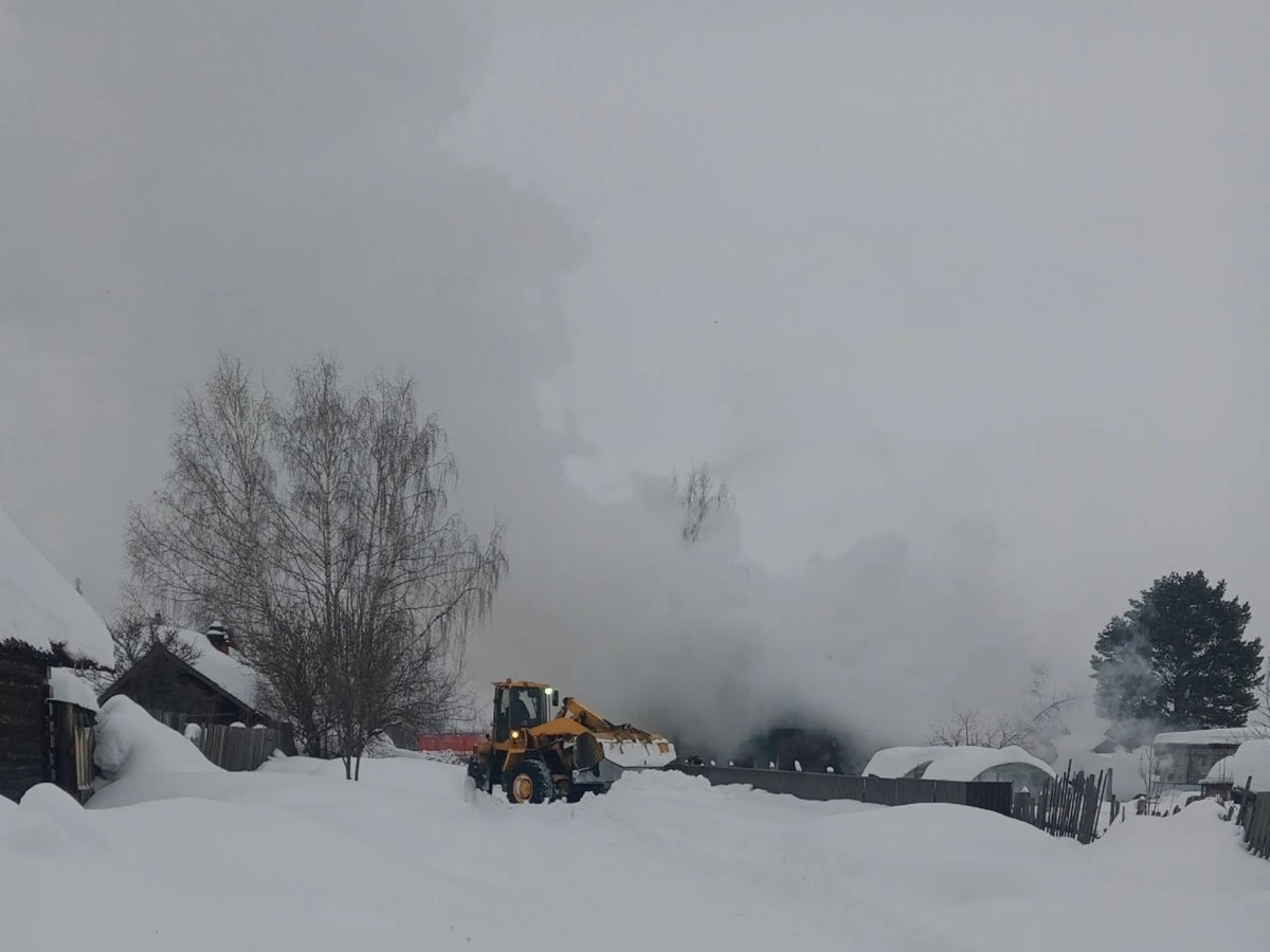    Трактор расчистил проезжую часть и пожарный гидрант