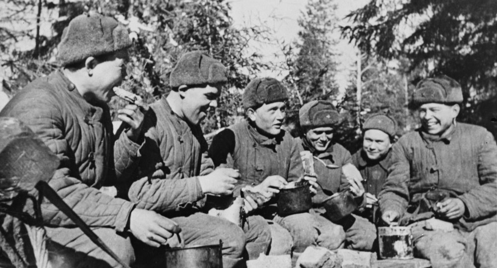 Чем кормили солдат СССР: от дефицита тушенки до "макарон по-флотски"