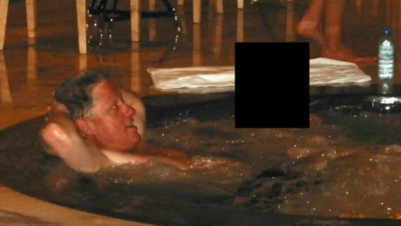 Фотография бывшего президента в джакузи с неизвестной женщиной, о которой спрашивали конгрессмены
Фото:
NYPost