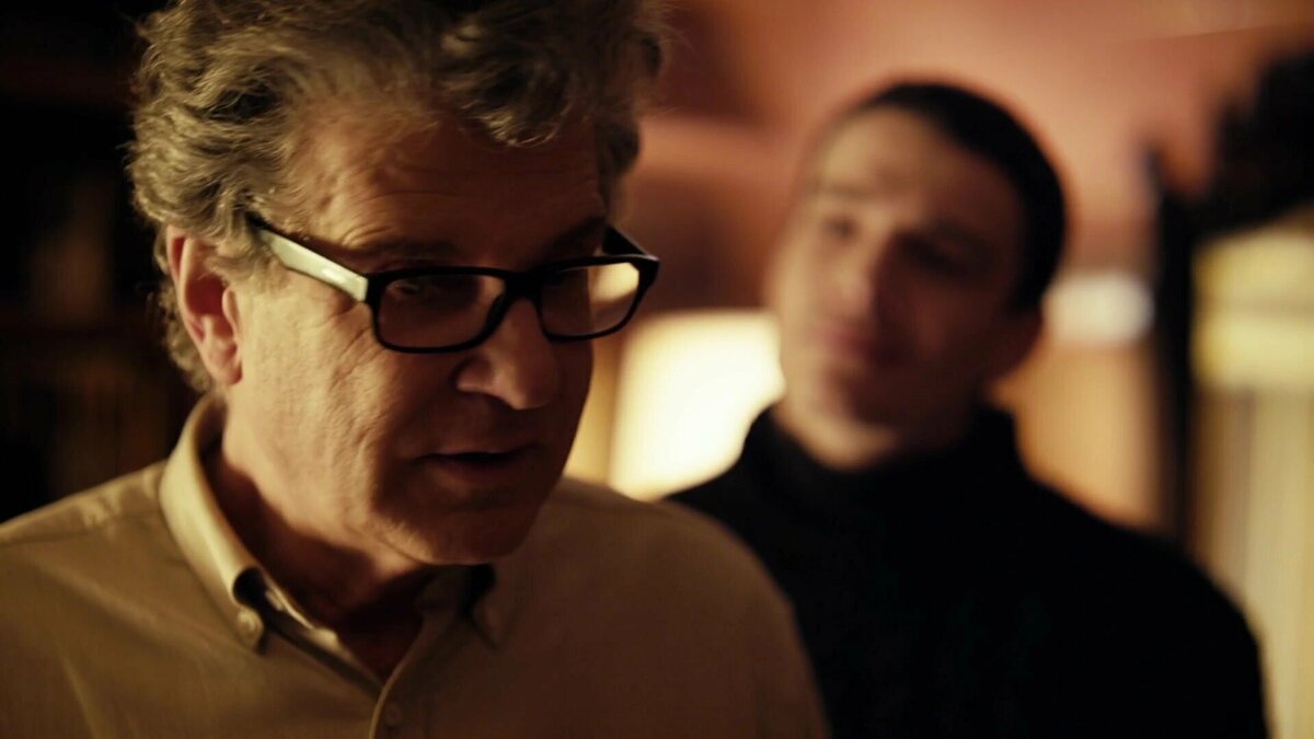 Даже на размытом фоне заметны вечная надменность и недовольство отцом у Артёма Стрелецкого.