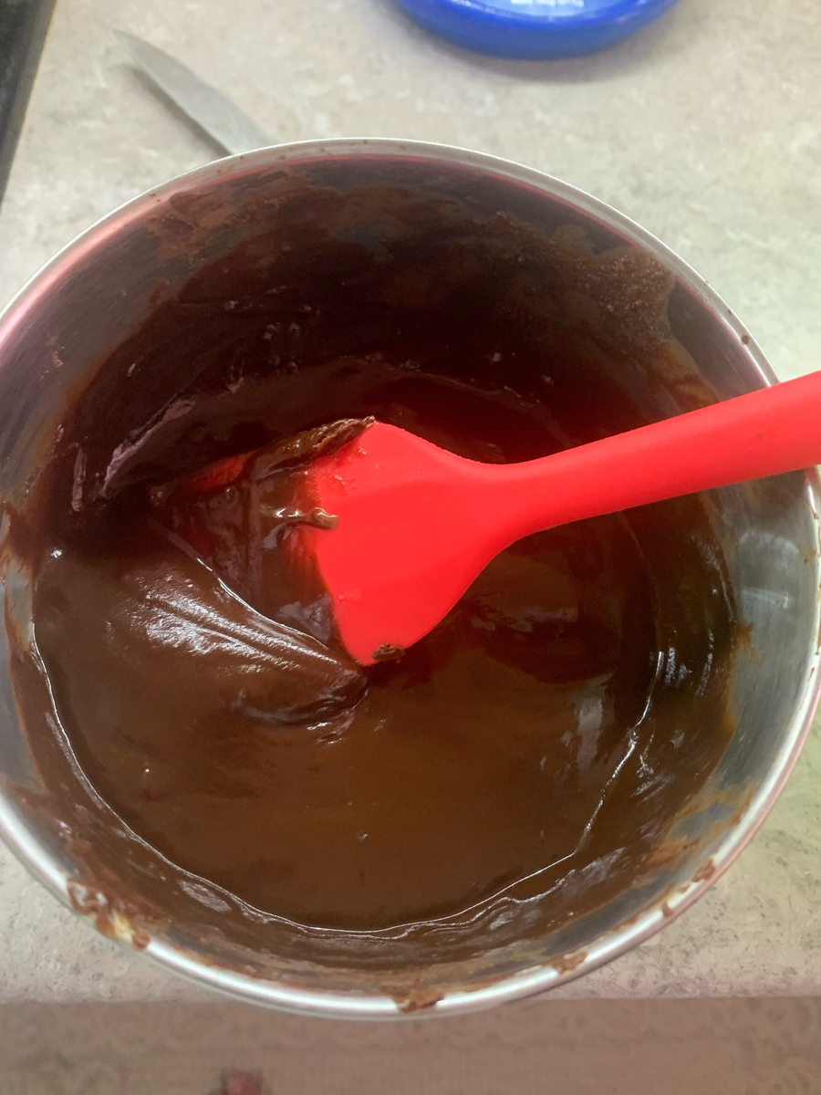 Шоколад и масло в сотейнике 