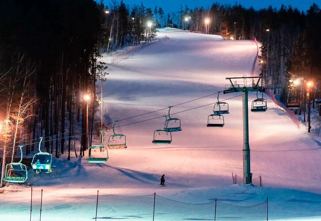 Самая длинная трасса «Долины» — «Тургояк» (1250 метров). Для детей и новичков есть два подготовленных спуска — «Детская» (100 метров) и бесплатная «Ски-центр. Учебная» (100 метров). Перепад высот — 230 метров. Посмотреть схему спусков можно на официальном сайте. Фото: «Солнечная долина» / Яндекс Путешествия