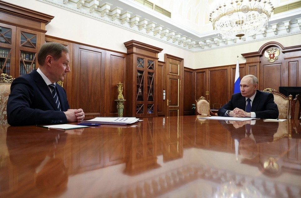   Владимир Путин встретился с руководителем Казначейства России Романом Артюхиным. REUTERS