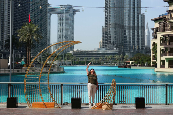 Девушка смотрит в небо возле башни Бурдж-Халифа в Дубае, 1 марта 2026 года / Amr Alfiky/Reuters   📷