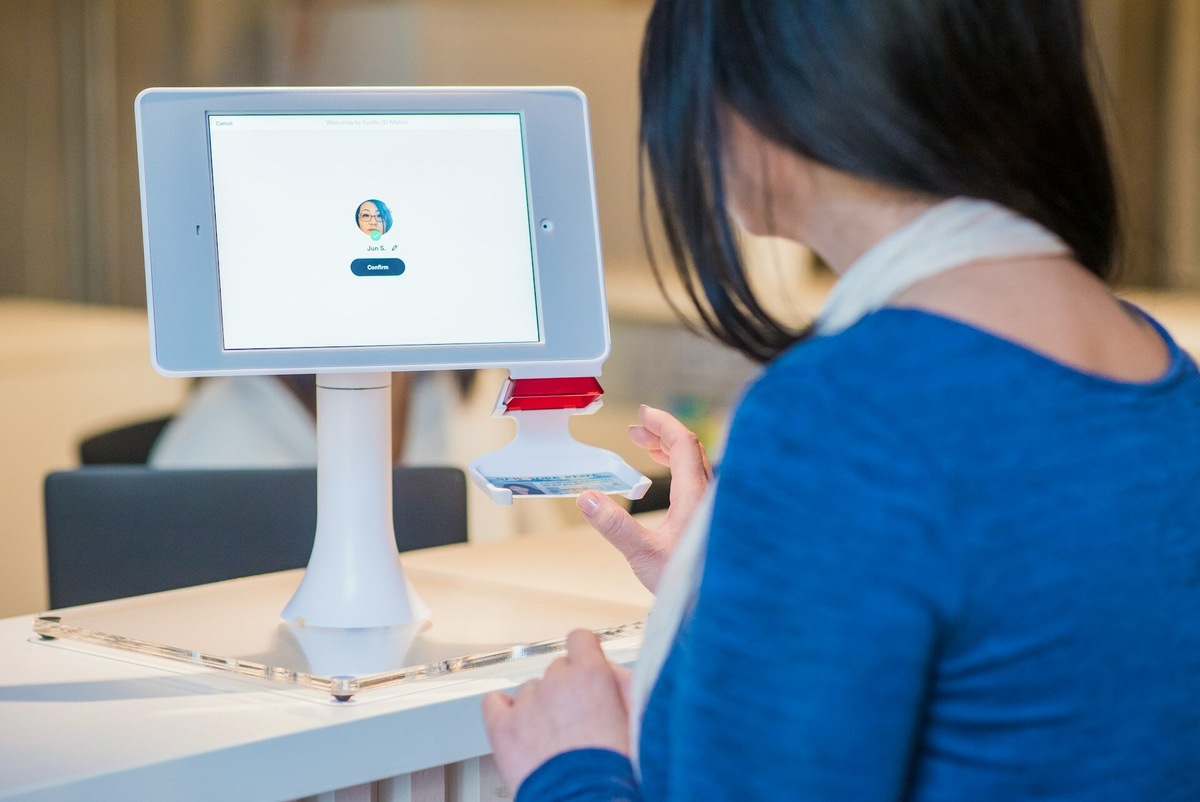 Идентификация по лицу — ближайшее будущее для поездок внутри одной страны. Фото: Proxyclick / Unsplash