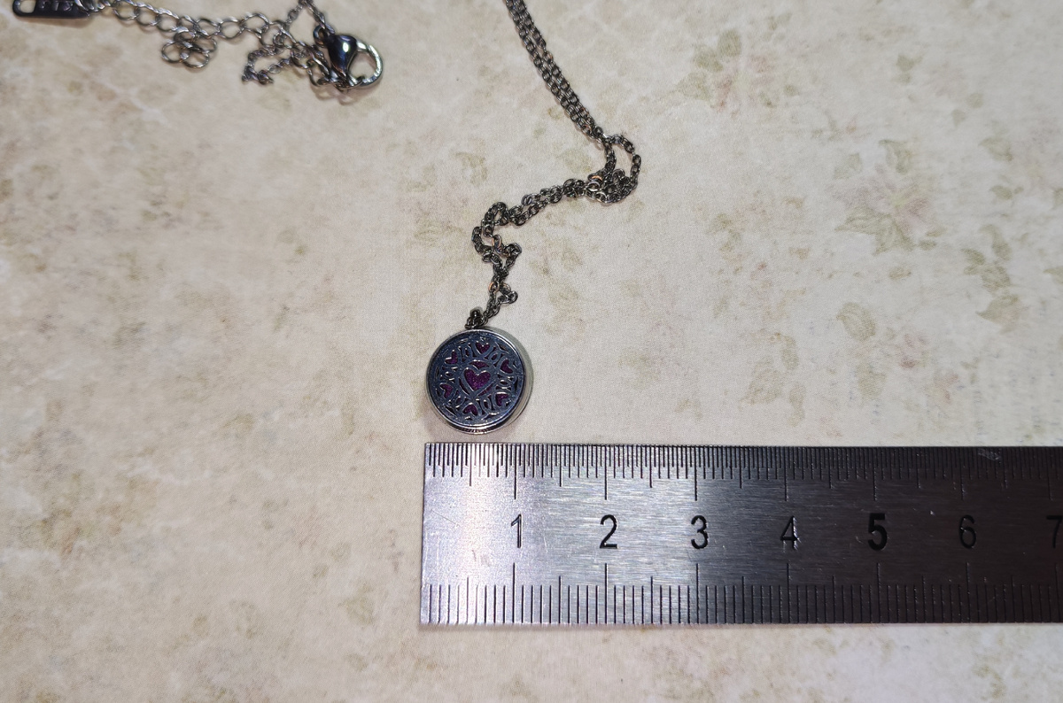 Можно найти и дешевле, но это не гарантирует того, что купленный товар будет соответствовать заявленному описанию. Этот малыш тоже покупался как полноценный медальон.