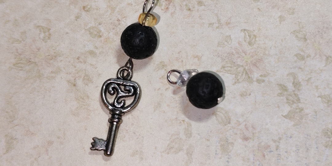 Бусины из лавы - бюджетный вариант аромакулона.