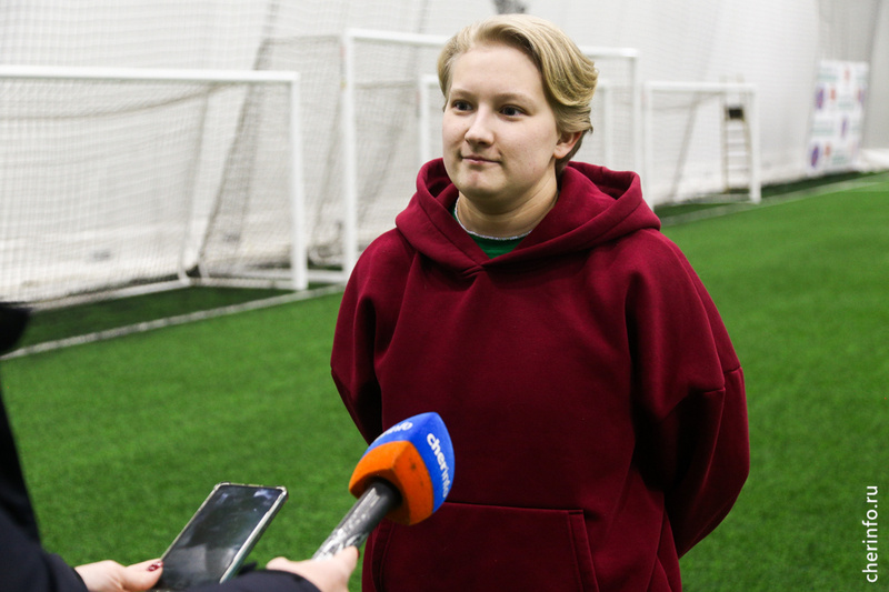    Сегодня в манеже на Андреевской начался чемпионат Школьной футбольной лиги. В нем участвуют команды из 33 школ.