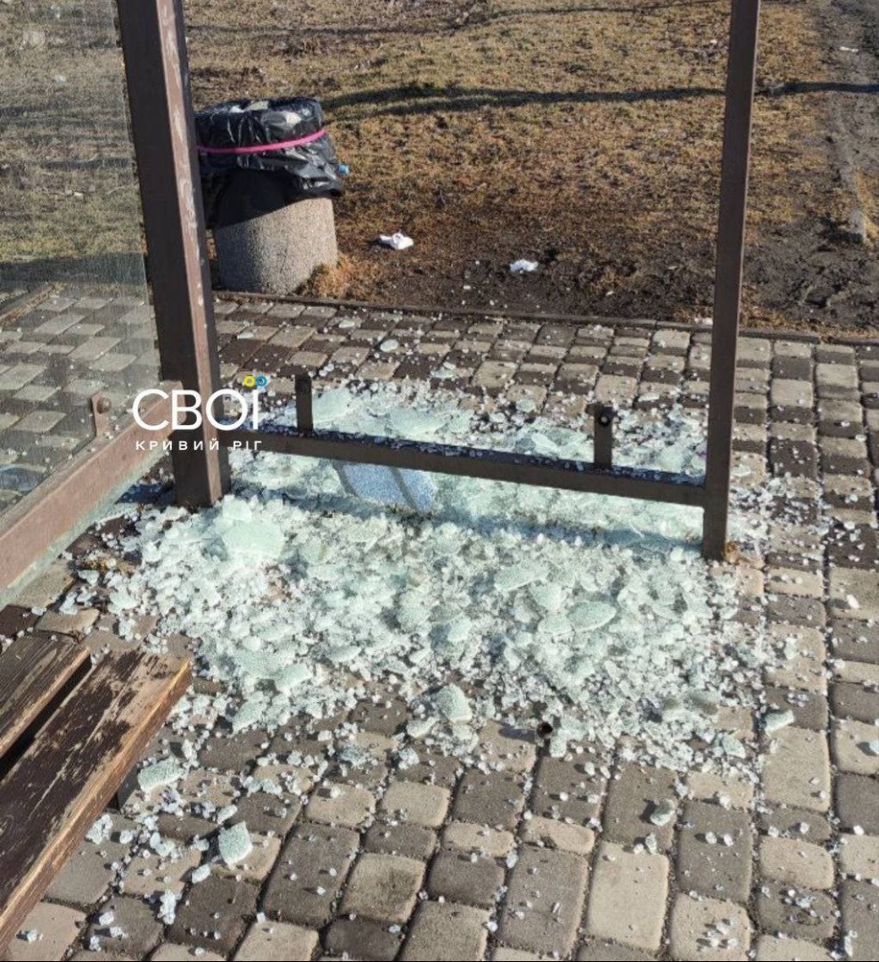    В Кривом Роге эпидемия погромов стеклянных остановок