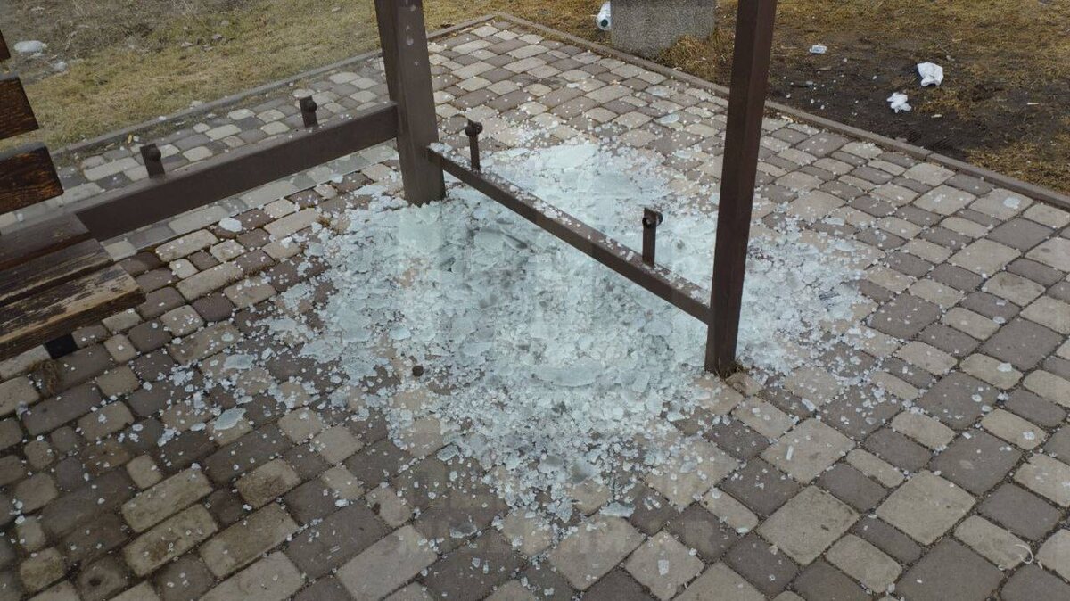    В Кривом Роге эпидемия погромов стеклянных остановок