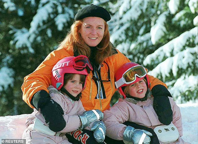 Сара Фергюсон с дочерьми в 1997 году.