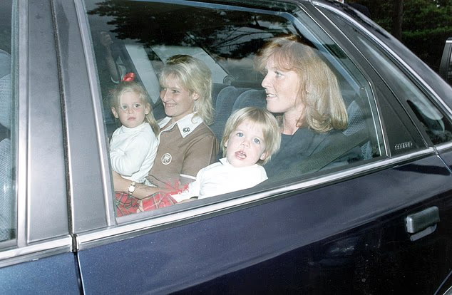 Сара Фергюсон (крайняя справа) с принцессой Евгенией и принцесса Беатрис с няней Элисон Уордли.