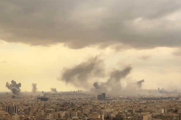 Дым над Тегераном, Иран, 2 марта 2026 года (кадр из видео) / Reuters   📷