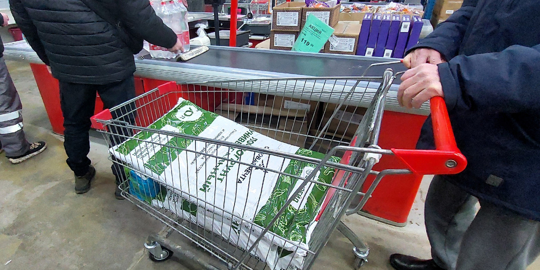 В Светофоре по низким ценам текстиль, лук-севок, вазоны и многое другое для дачи. Выбираю салями и торт. Что на ужин из Светофора?