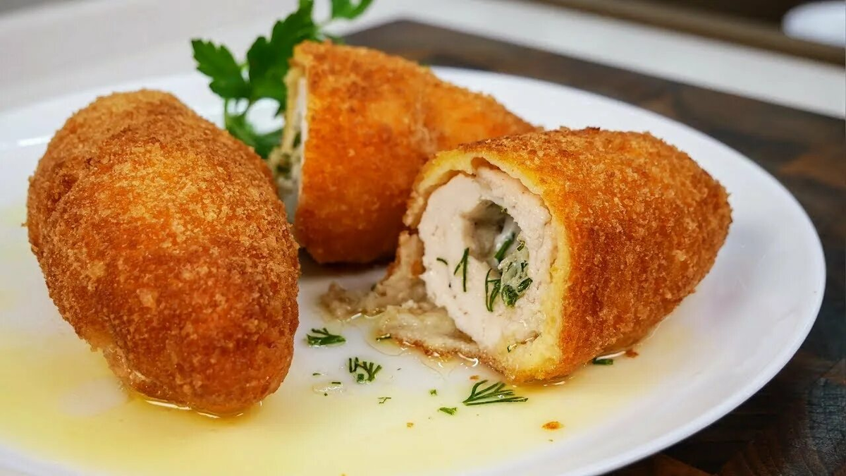 Котлета по-киевски. Источник https://zakruti.com/ru/food/galina_kukhnya/video-10125?utm_medium=organic&utm_source=yandexsmartcamera.