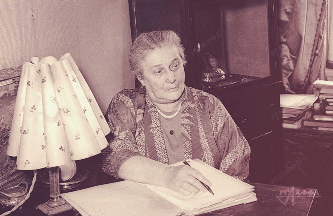 Поэтесса А.А. Ахматова за работой / 02.04.1956 г. / Фотограф: В. Федосеев / РГАКФФД. Арх.№ 1-78253