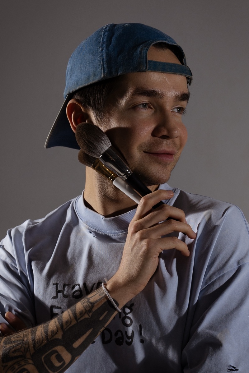 Тима Супрун

Международный визажист с более чем 12-летним опытом, ведущий преподаватель школы макияжа ICONFACE, celebrity makeup artist, визажист ТВ-проектов и Недели моды в Москве и за рубежом