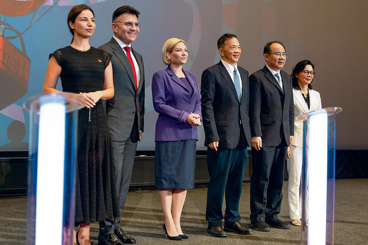    Эльза Антонова, генеральный директор «Газпром-Медиа Холдинга» Александр Жаров, министр культуры Российской Федерации Ольга Любимова, генеральный директор Медиакорпорации Китая Шэнь Хайсюн, первый заместитель руководителя Госуправления КНР по делам кинематографии Мао Юй и директор Китайского киноархива Чжан Сюйся на Фестивале российского кино в Китае, 2025 год пресс-служба РОСКИНО