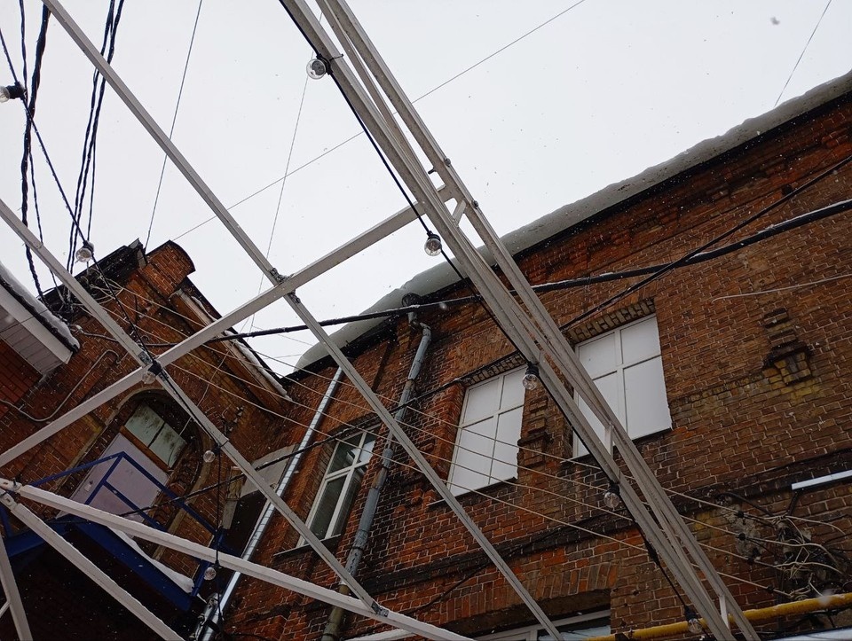    С крыш разу с нескольких домов в центре города угрожающе свивает снег. Анастасия СТЕПАНЕНКО