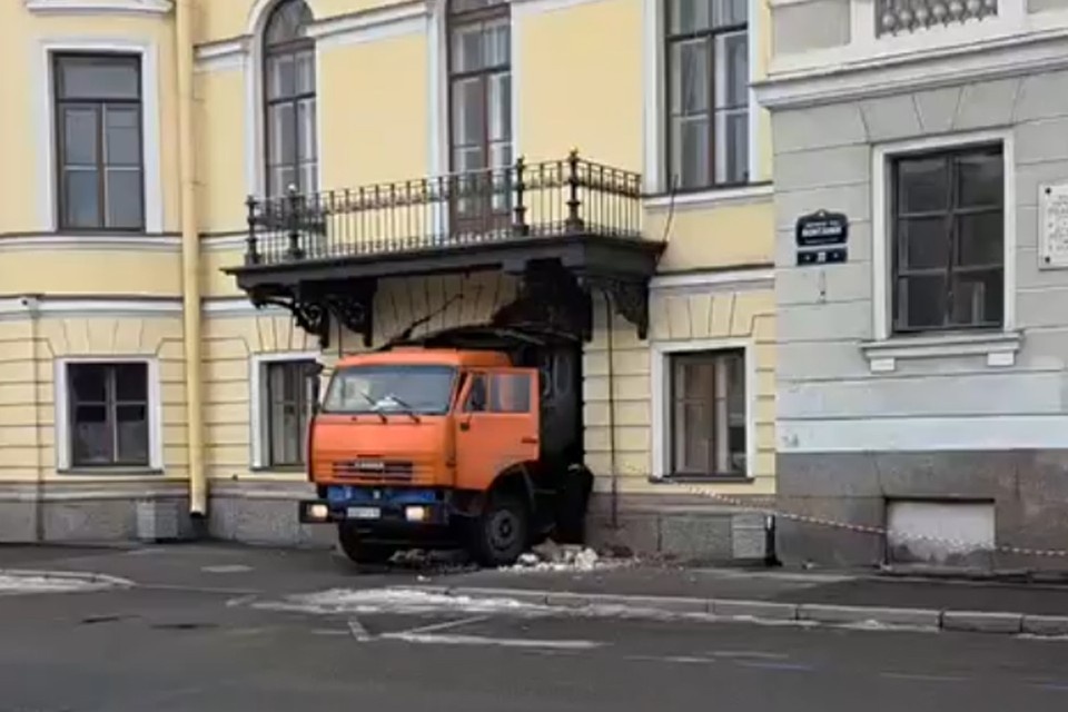    Автомобиль застрял в арке здания. Фото: vk.ru/pitertop1