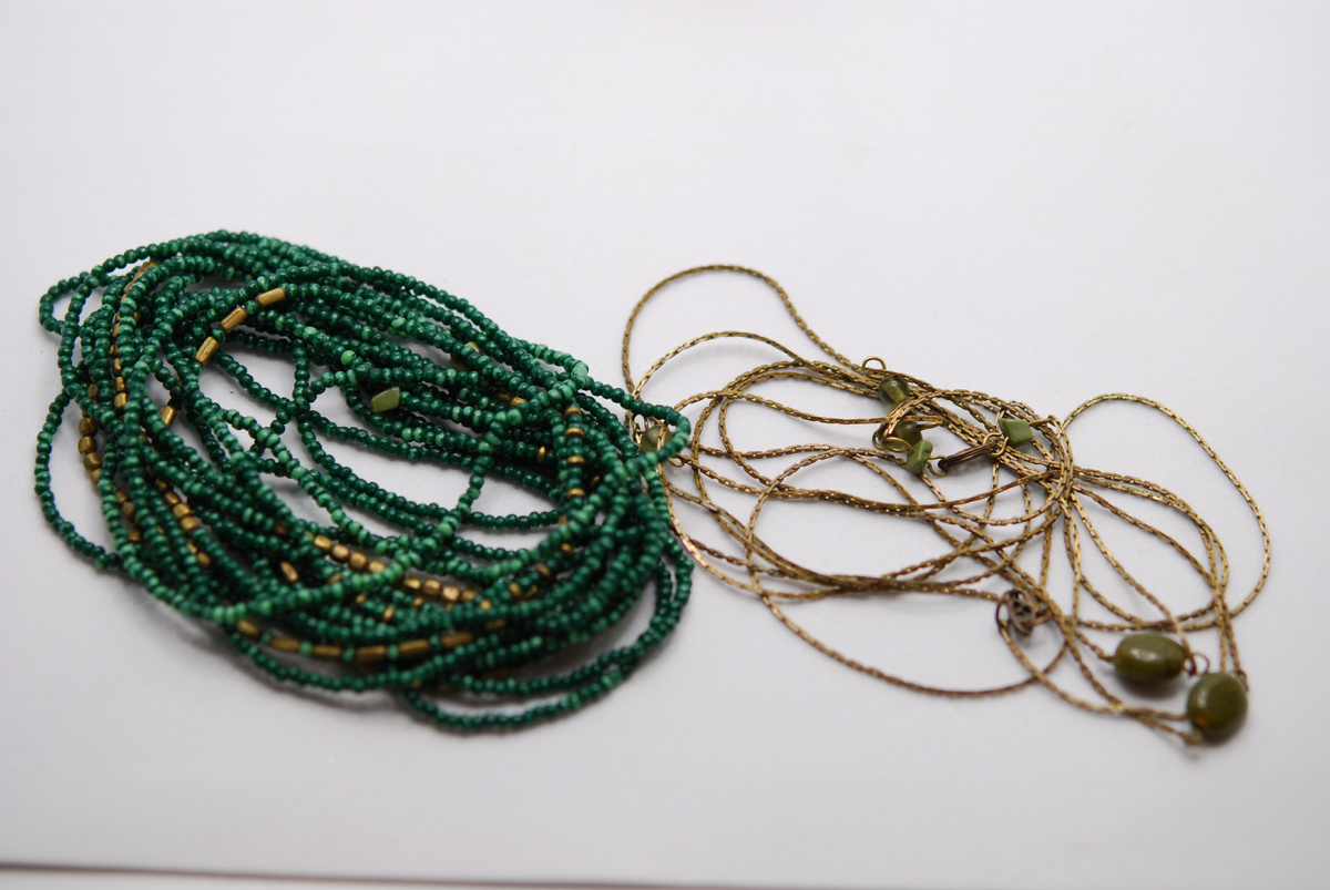 Зелёное с латунным длинное колье-роуп из 2 нитей бисера и цепочки.