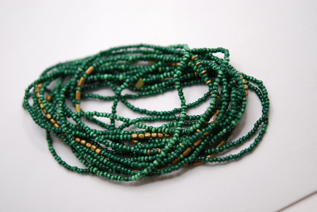 Нити из зелёного и зелёного с латунным бисера.