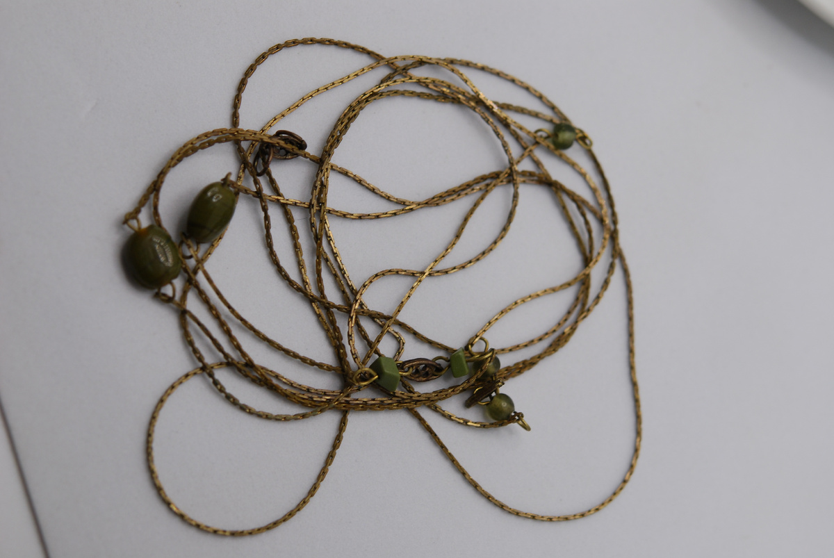 Цепочка с оливковыми бусинами.