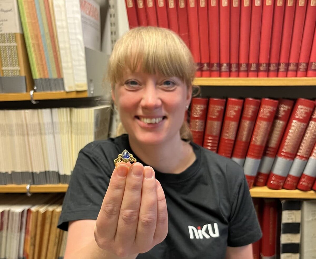 Находка мечты. Взволнованный и счастливый археолог с найденным  золотым кольцом. Фото: Йоханне Торхейм, NIKU.